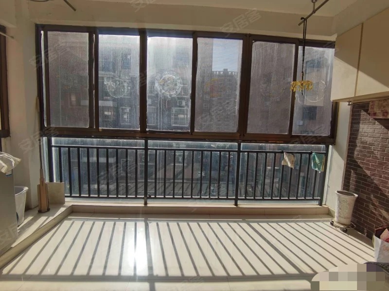 285，捡漏，亏本卖，新城一号旁，江汉名居，洋房，全屋暖气，精装3室2厅2卫，证满二