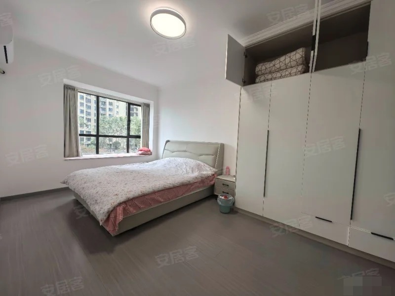 业主急售！城南御湖世家！单价4700，二楼，全新装修三房两卫，采光没问题