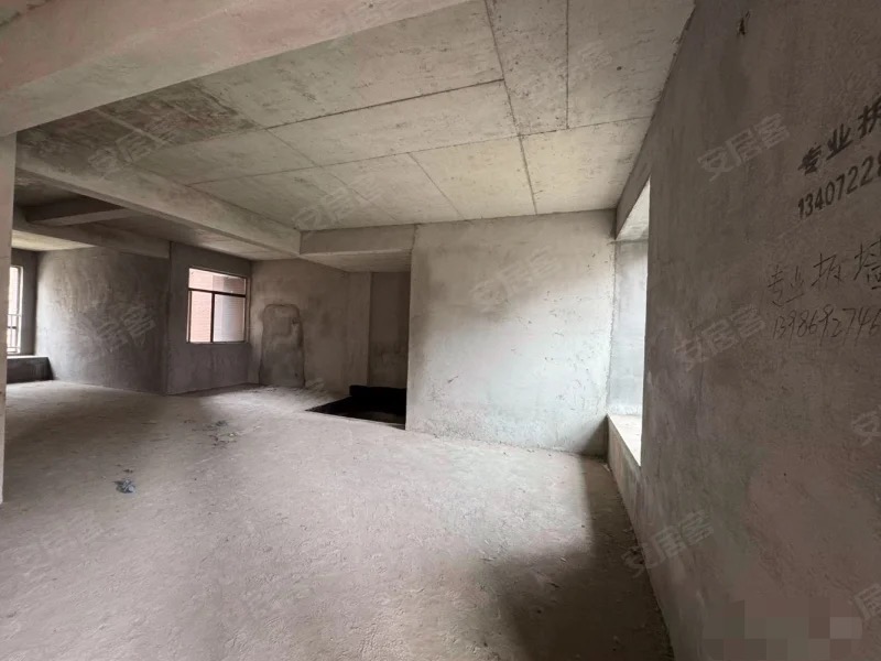 城南，新城一号五期，电梯洋房。中间楼层，四房二卫，全天采光，电梯入户，南北通透