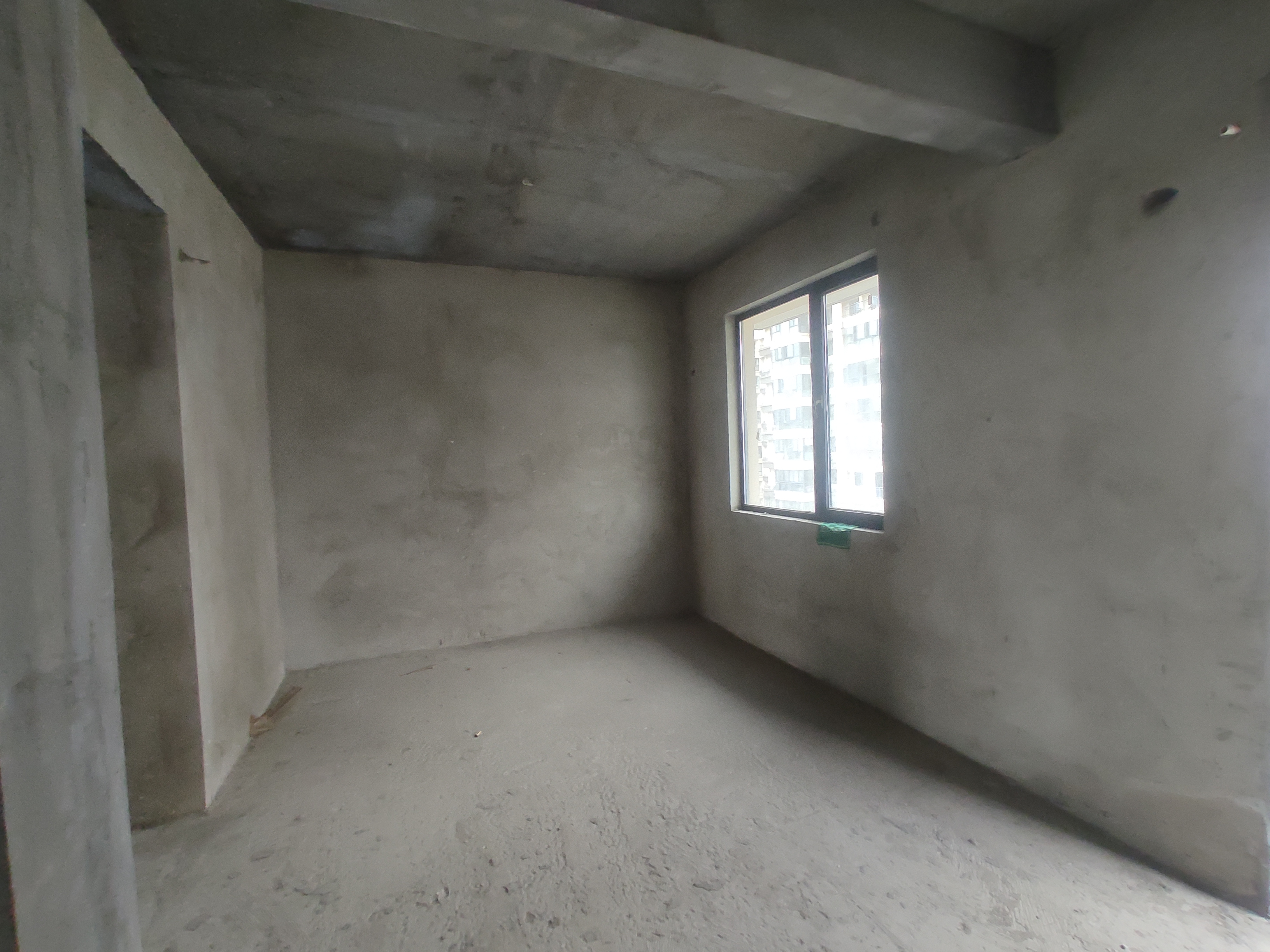 和平社区.毛坯三房带地下室.南北通透.看房方便