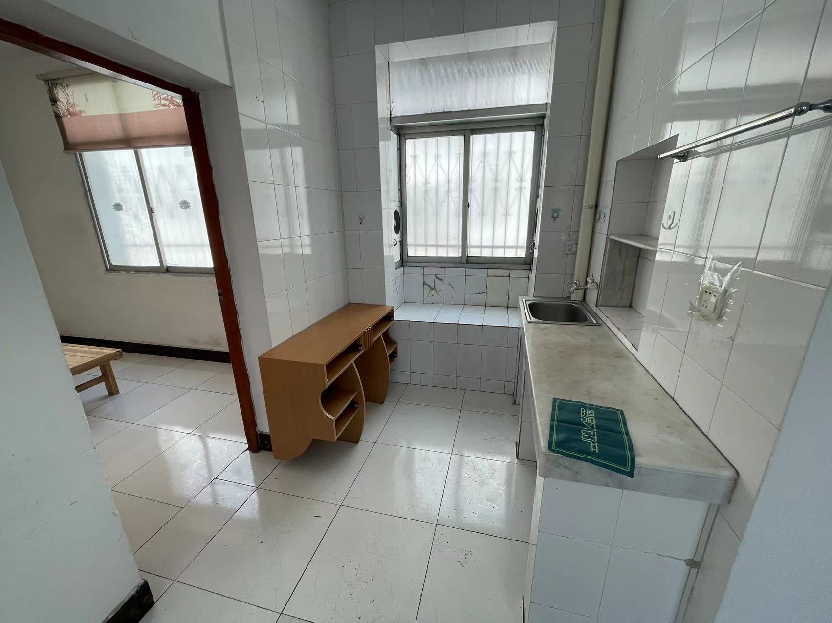 沔中隔壁，汉江学生公寓，精品两房，楼下有架空层，相当于二楼，满二