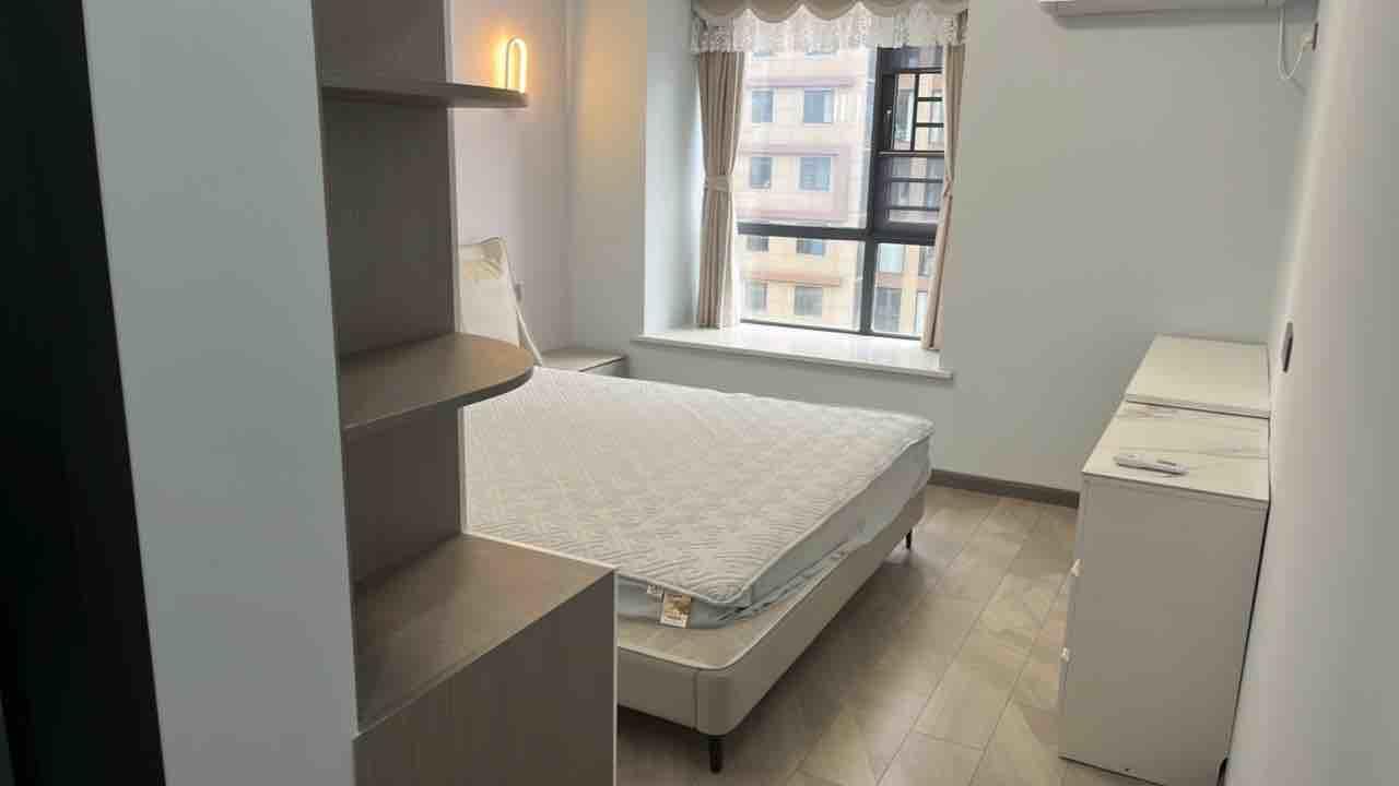 急售，城南，全新装修，一天未住，中间楼层，家具家电齐全，满二，可砍