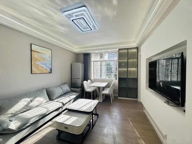 174，仙桃大洪小区，步梯三楼，全新装修。精装三房，采光好，拎包入住