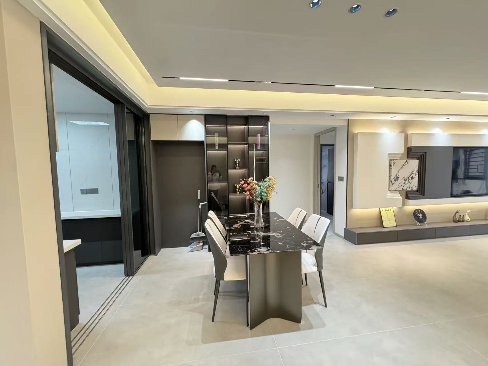 城南，御湖世家，精装三房两卫，全新装修，证满二，好楼层27楼，送一个地下车位