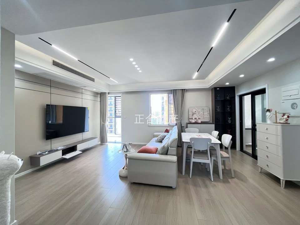 降价了，城南，森林国际，电梯好楼层 ，精装三房二卫，下楼就是新二中二小 ，老证，一天未住