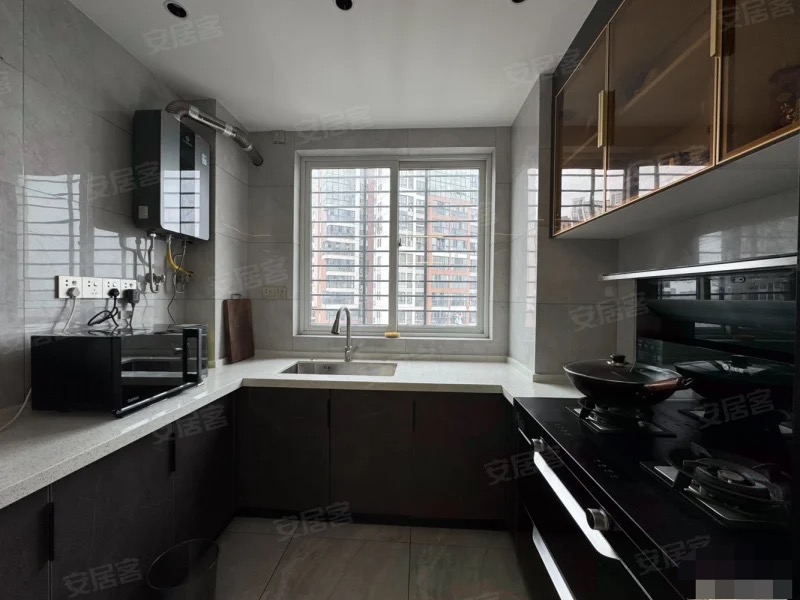 仙桃三中附近，精装大四房两卫，好楼层，全屋品牌家具家电，证满二，拎包入住