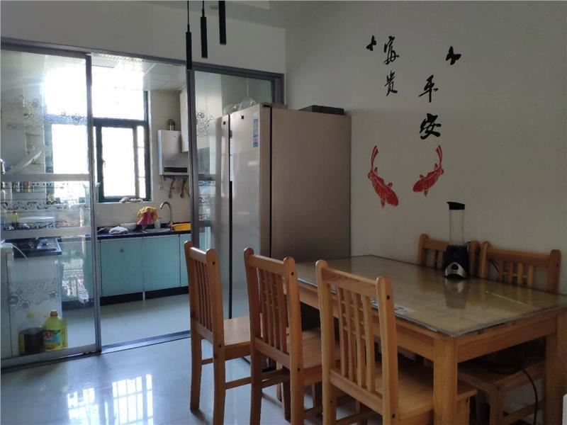 城东四中旁东城花园三房业主保养的很新证在手可以按揭