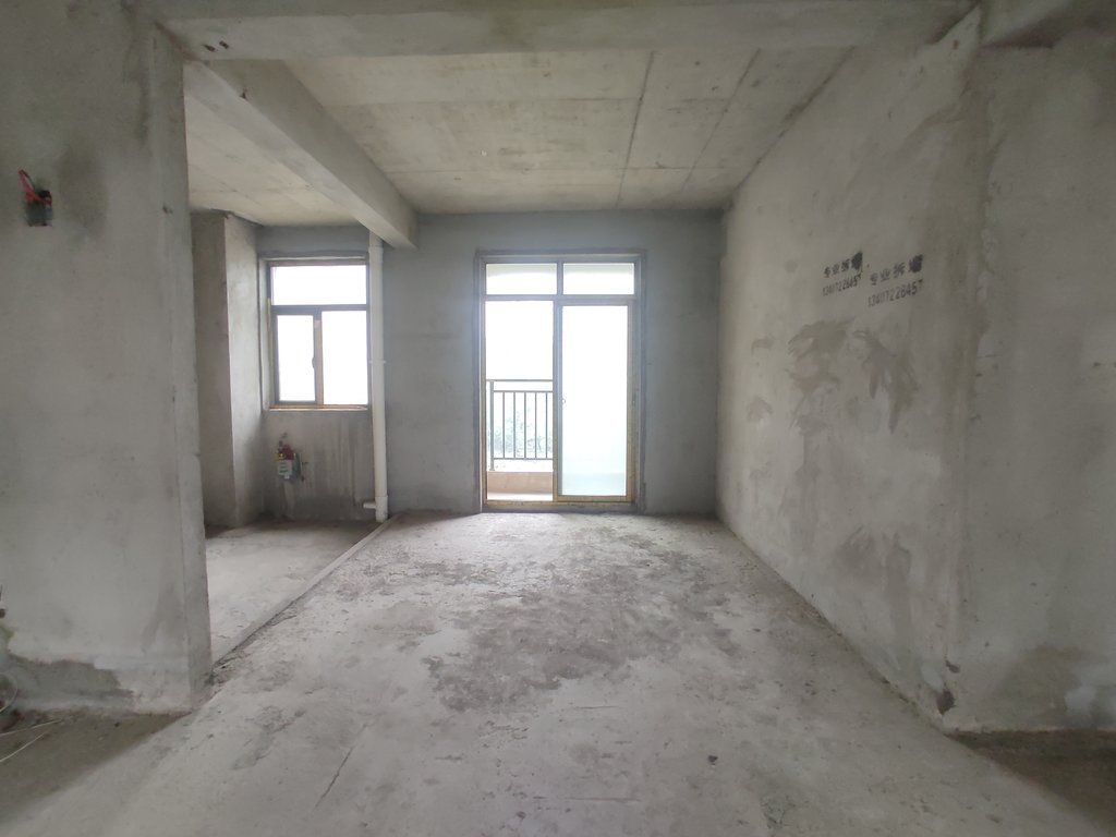 新城一号.毛坯四房.单嫁才5700呦.看房方便