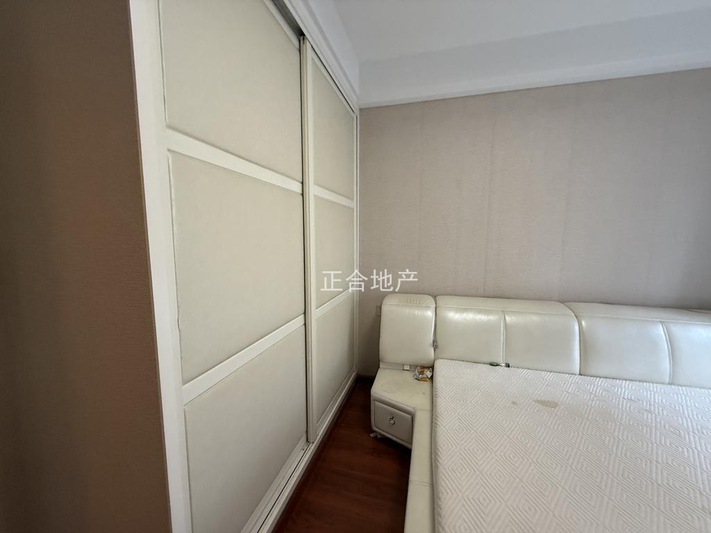 诚心出售，新城一号，精装2房，中间楼层，证满二，拎包入住