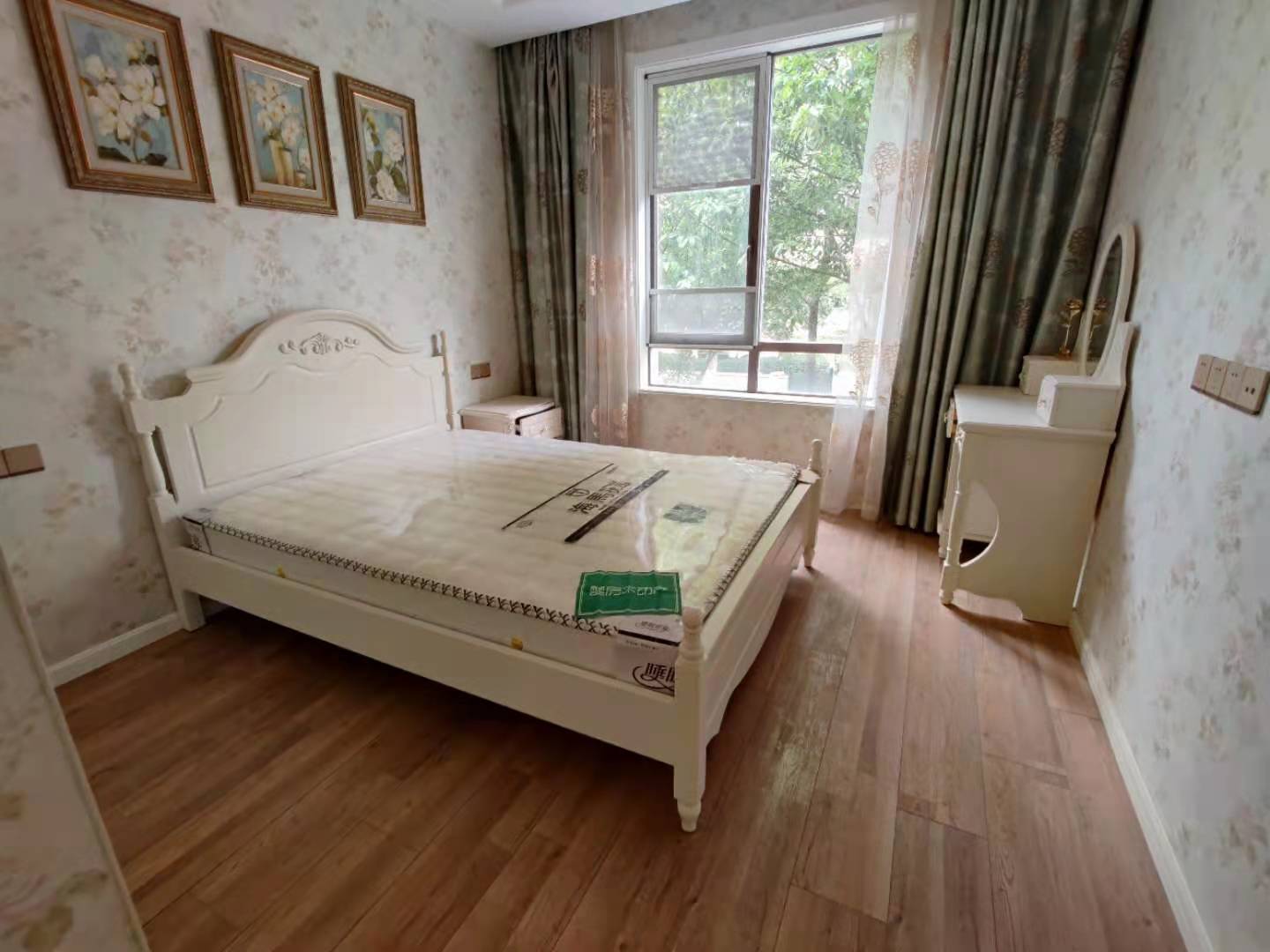 绿地华庭香格里拉复式带院子精装修没怎么住大阳台带车库看房方便