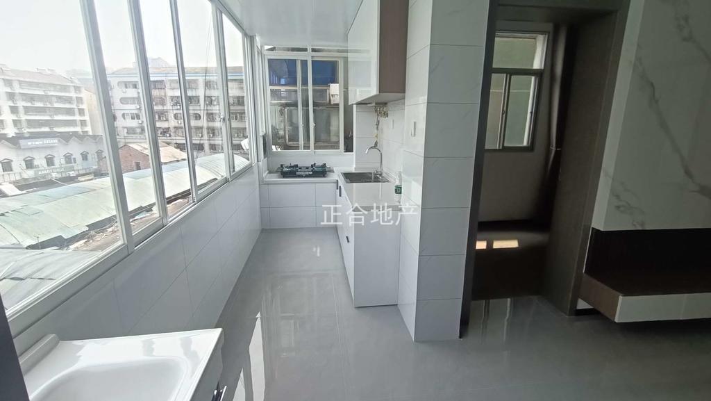 商城附近，仙源酒店旁，步梯中层，有证，全新装修，精装三房，南北通透