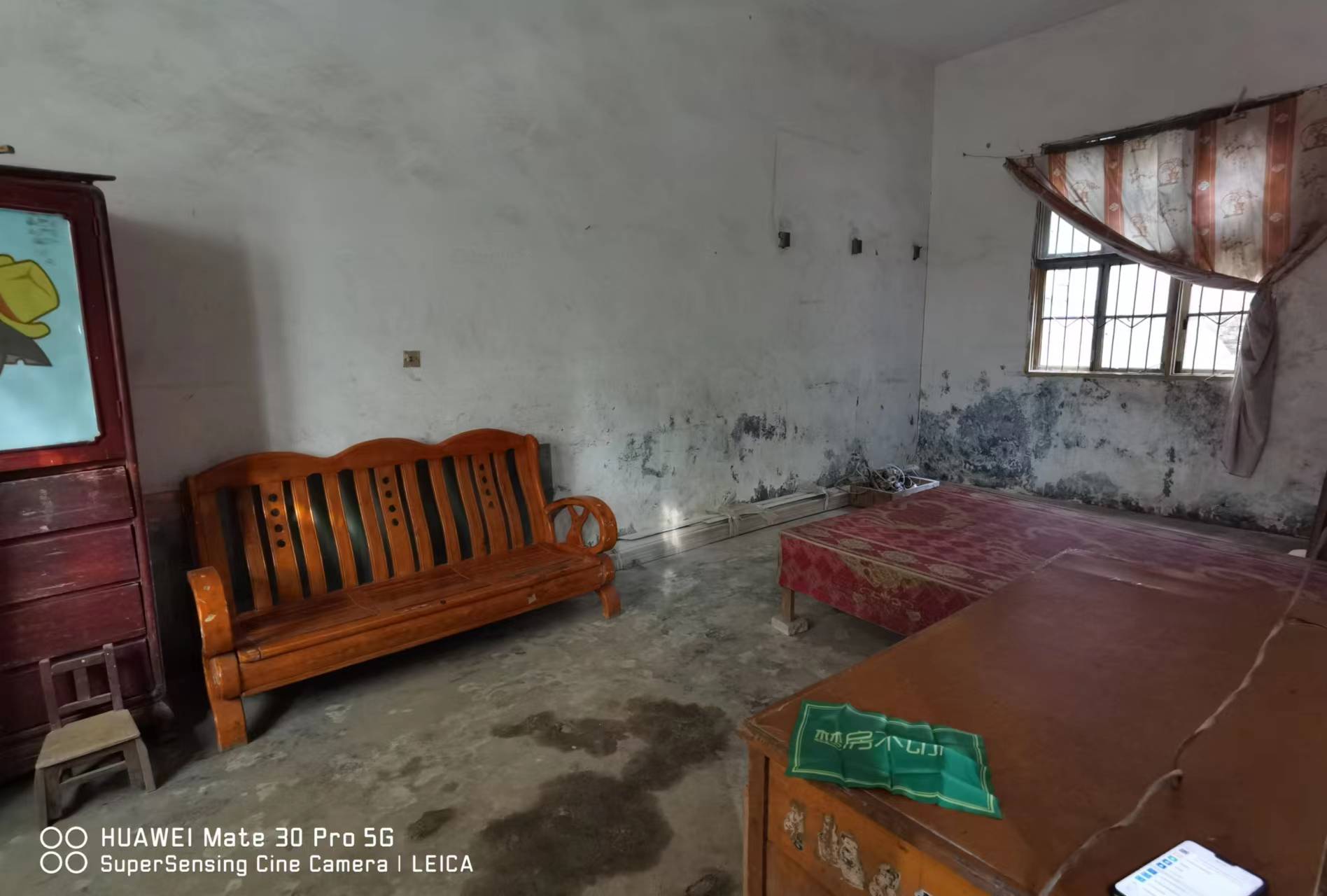 步行街旁私房两杆三层生活配套方便需要装修一下看房方便带露台带院子