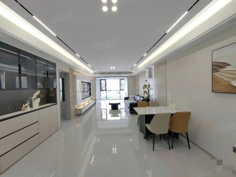 城南，电梯8楼，御湖世家，全新精装大三房，纯东边户，诚心出售