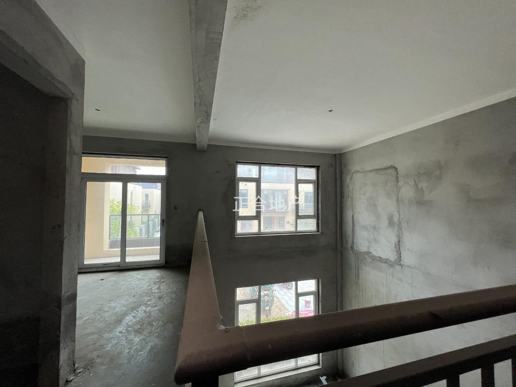 捡漏，边户，祥生观棠府别墅，一楼带大院，东边户，带两个车位，后有院子，阳光房，满二