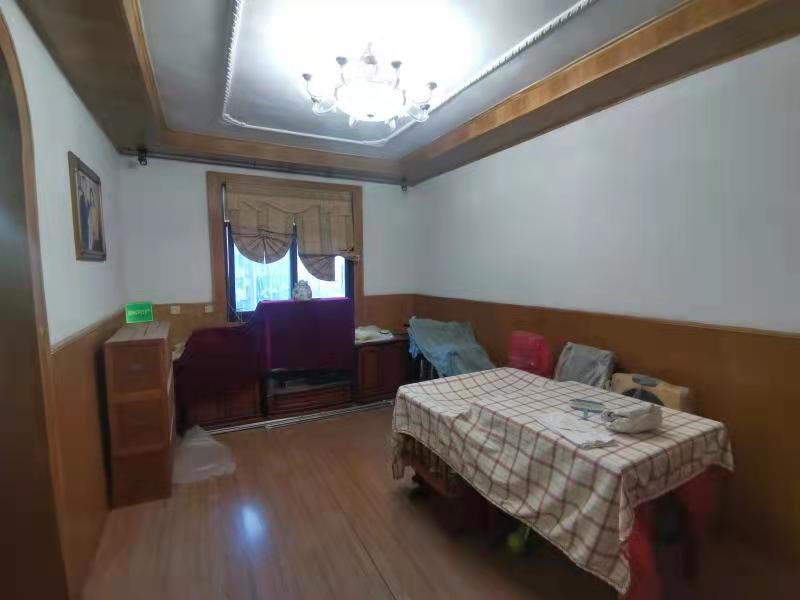 大洪小区大三房 带超大转交阳台，南北通透 复古跃式风格