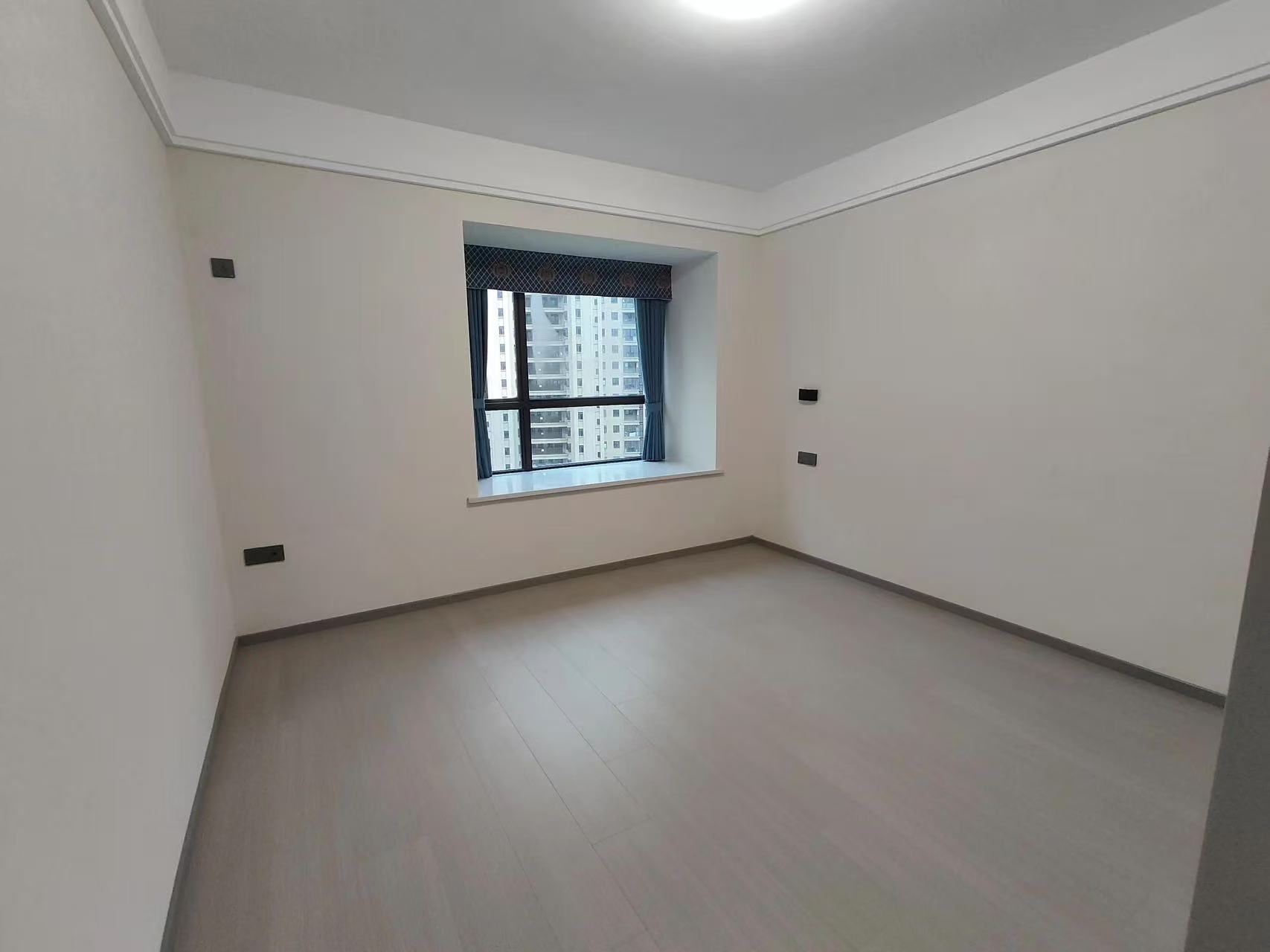 降‬价了，城南御湖世家，带‬车位，‮精装新全‬三‮两房‬卫，一‬口价71万