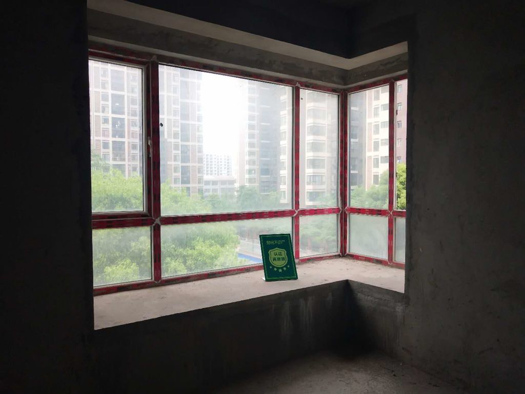 和合国际.毛坯三房带露台.证件满二.看房方便