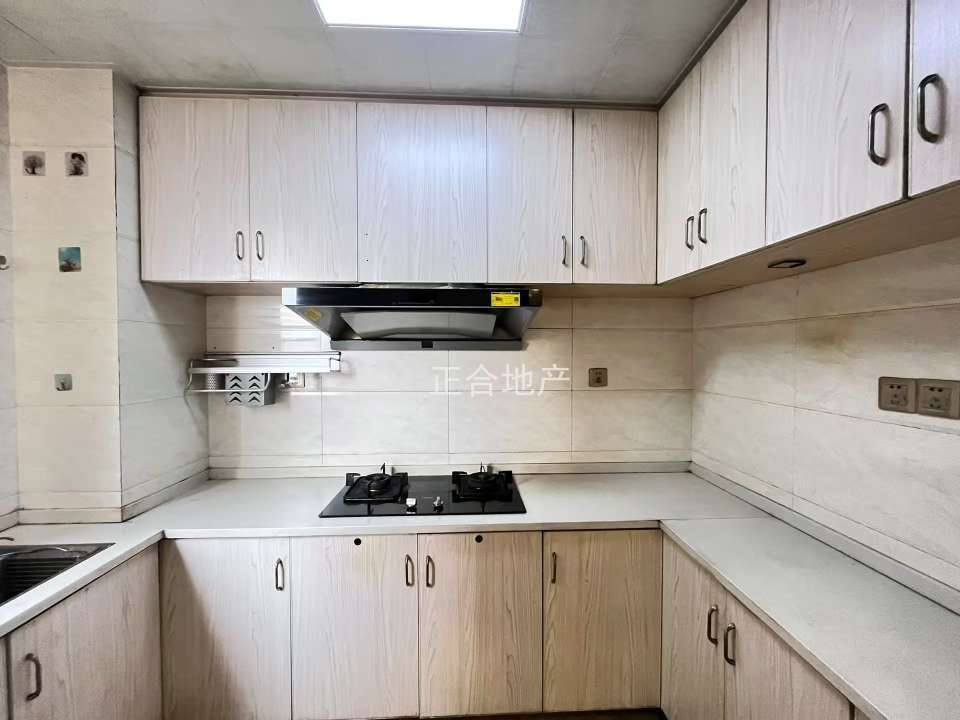 急售，森林国际，精装三房，单价不到5200，好楼层，楼下就是二中二小，