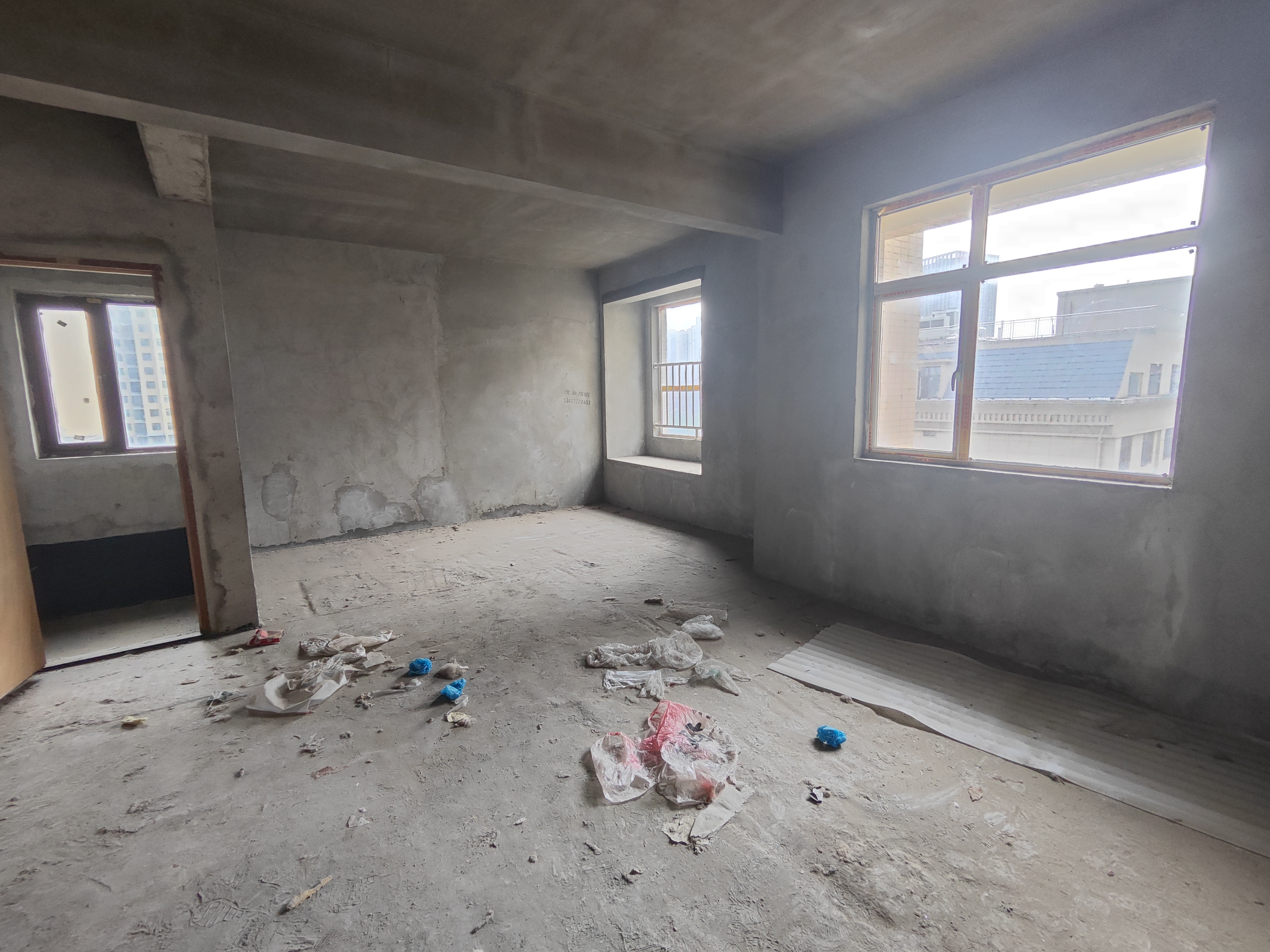 领秀城  毛坯大三房  三开间朝南   满二  证在手  人车分流小区