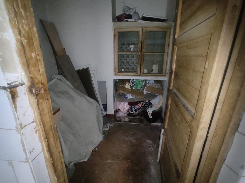 交通路老企管局宿舍.小区有出场好停车.三房房间蛮大.看房方便