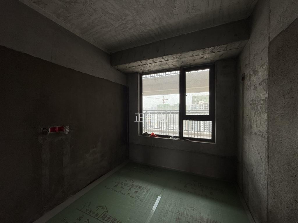 亏本急售，城南，吾悦现房，阳台封好了，水电装了，送车位，电梯好楼层