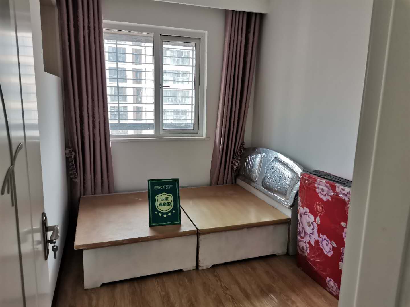 满庭春供暖精装大三房中高层户型方正，小区环境，优美采光充足