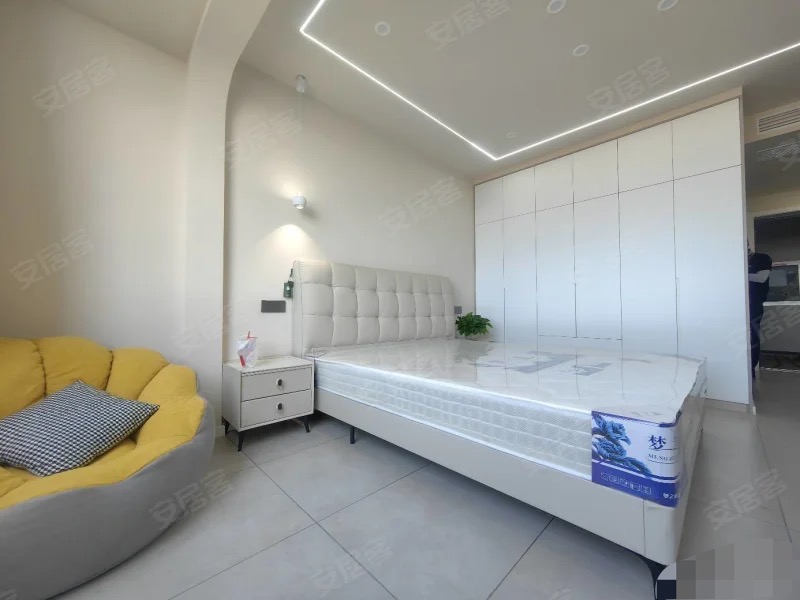 117，商城附近，电梯11楼，全新装修一天未住，手付万把块钱，证满二，全屋品牌