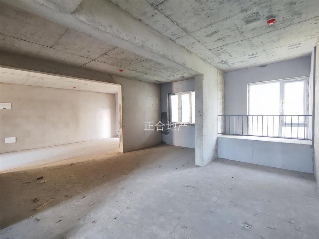 城南，南国明珠，楼栋好位置，边户四房，好楼层赠送入户花园，证满二