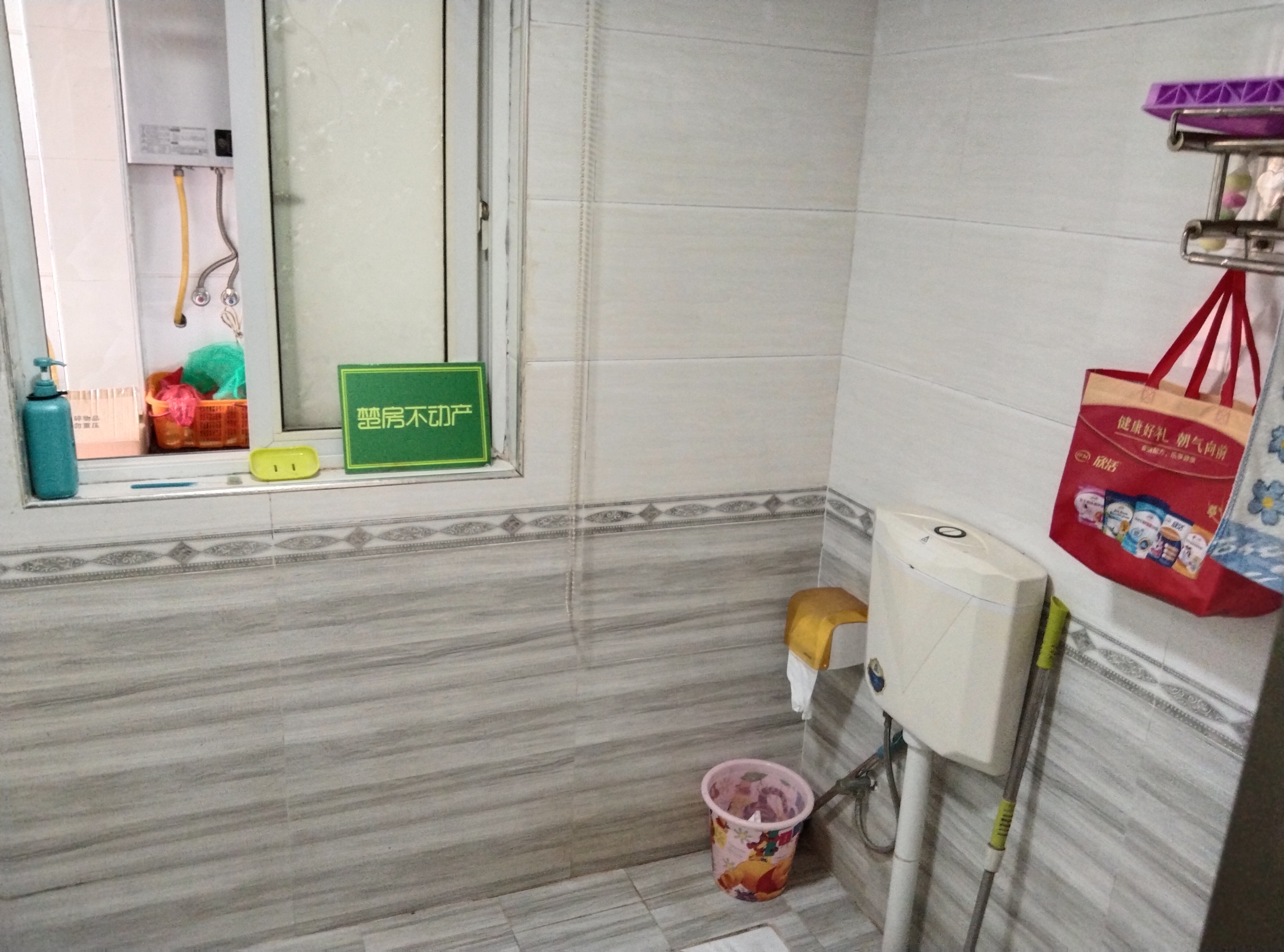 东城国际中间楼层三开间朝南中间好楼层彩光好的不得了满五wei一业主诚心出售