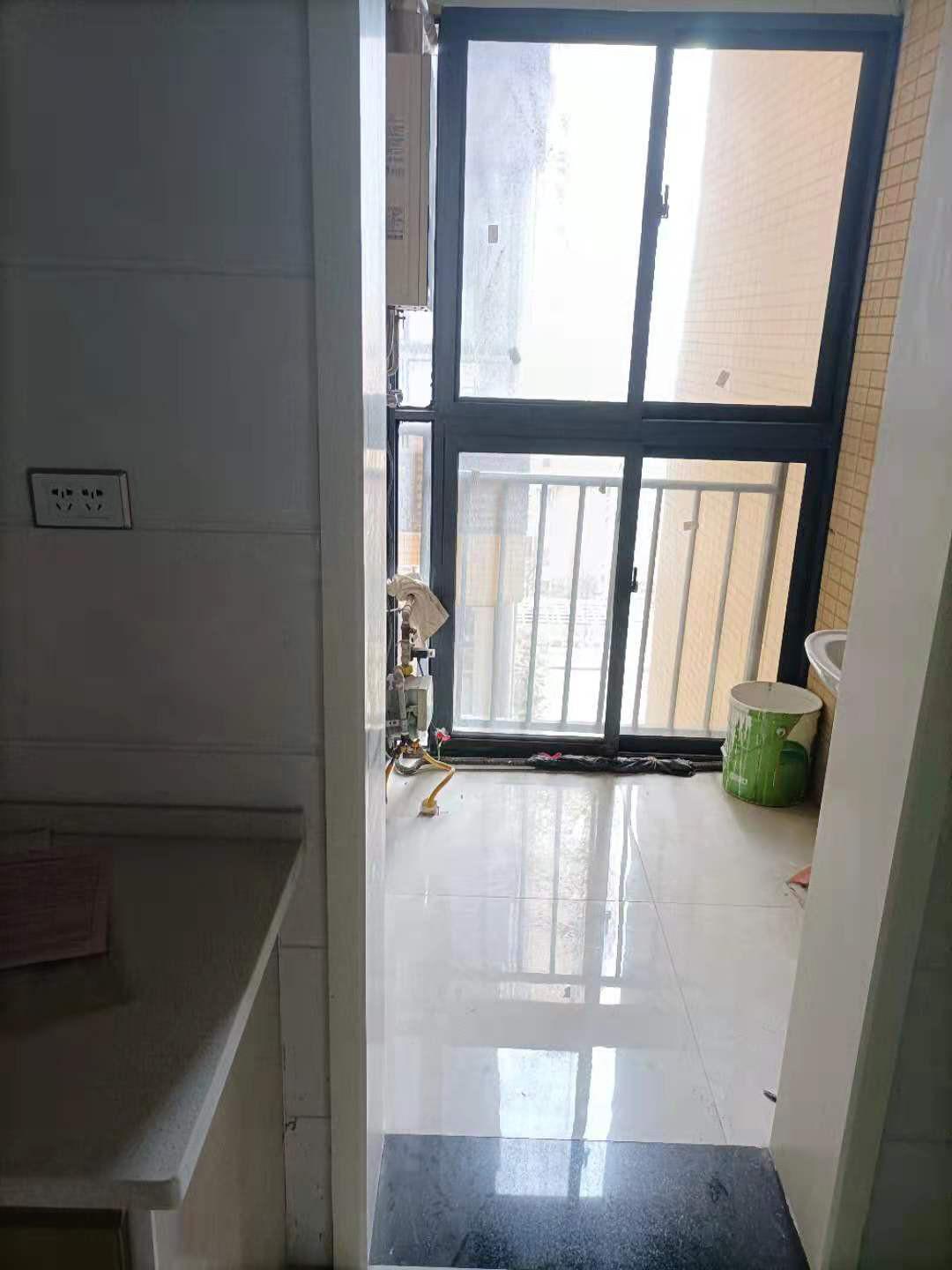 硬装装好了。证10月份满两年。可配合满