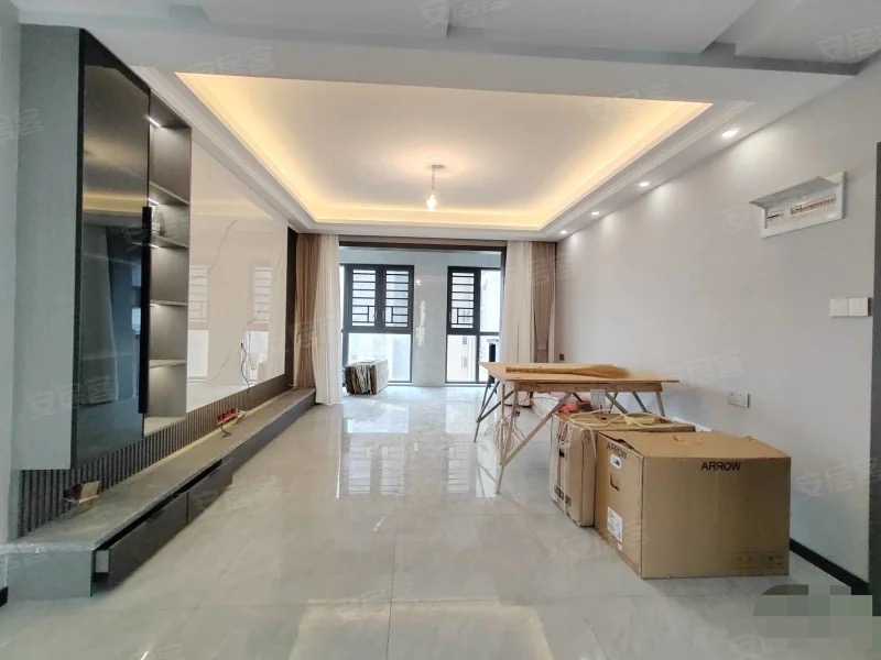 锦绣江山，单价5500 ， 业主自己装的，纯东边户，好楼层 ，全新装修。户型也好，带车位，证满二