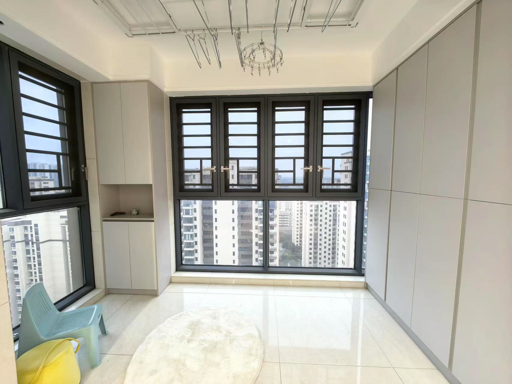 城南，蓝天新城，精‮三装‬房‬两卫，全‮中屋‬央‬空调，‮车带‬位，证满二