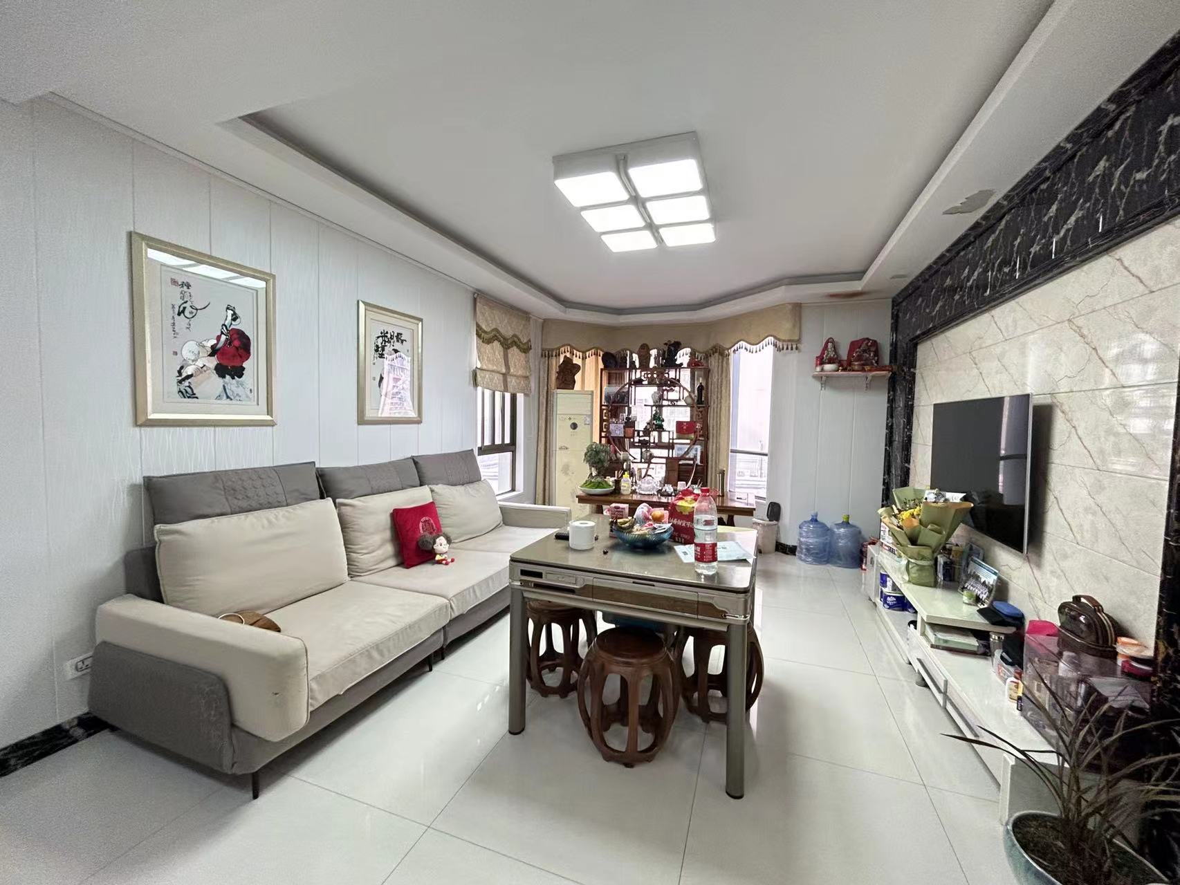 城南金诚花园单价5800的精装三房，拎包入户，屋内保养很好，好楼层，小区里面