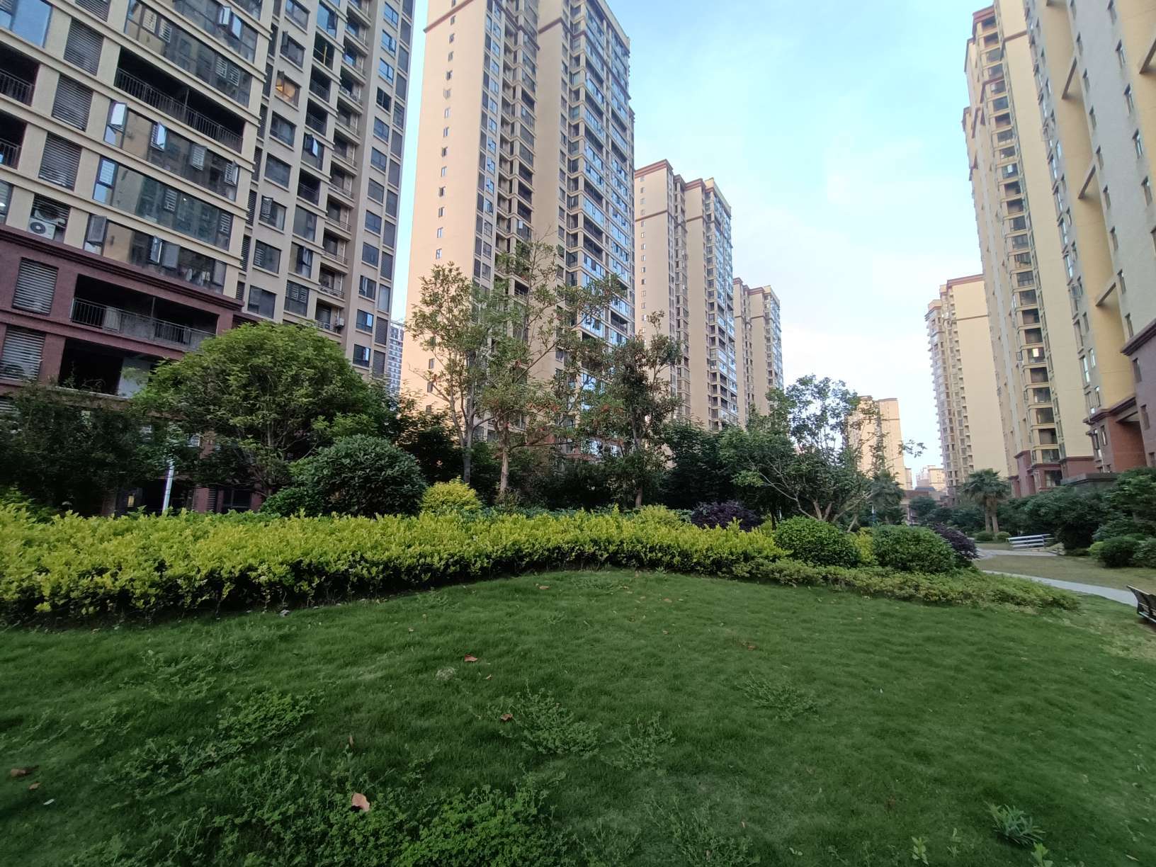 手付1万元 住仙桃楼盘，领秀城，3室2厅2卫  毛坯房优