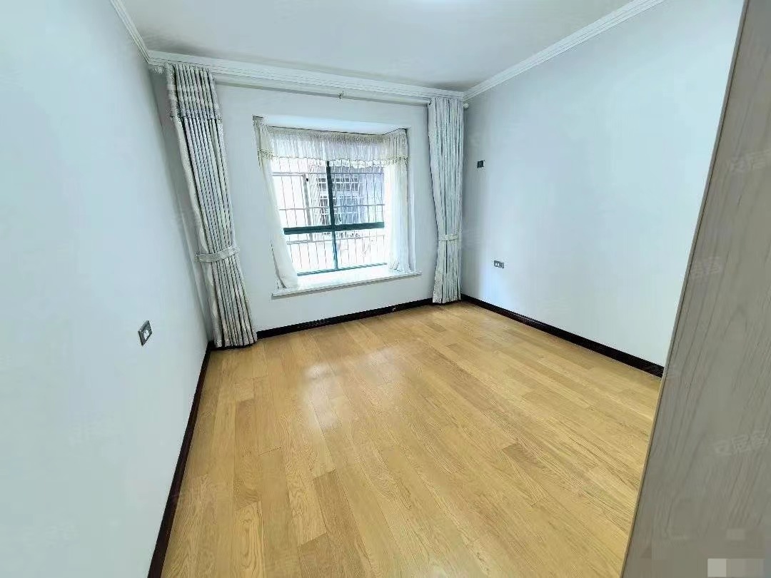 1，房东亏本出，急售，一中附近，精装两房，步梯好楼层，楼龄新，特别适合养老