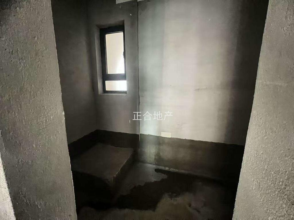 城南，吾悦现房，电梯好楼层7楼，毛坯三房二卫，大阳台