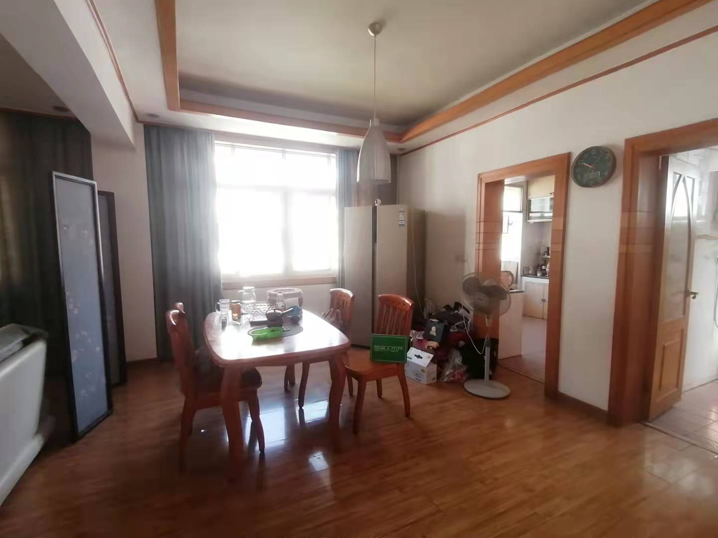 经纬楼步梯4楼精装修有大院子带地下室旁边龙华山对面中学证满2年