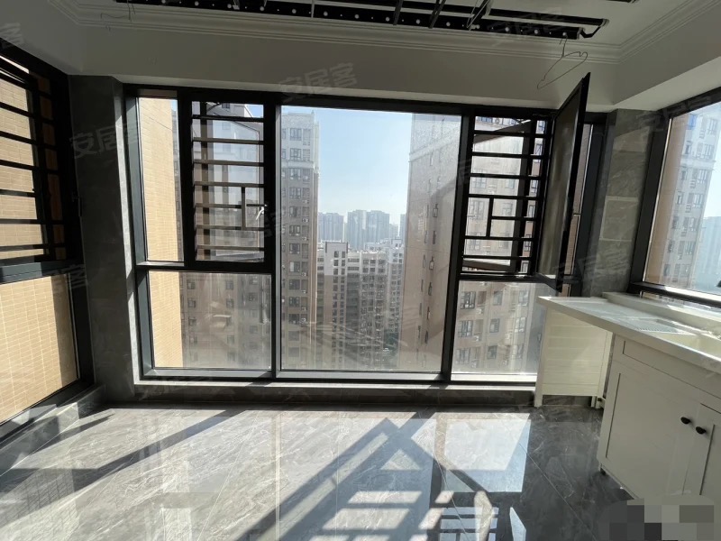 181，​沔阳‬公馆。‮新全‬装修‬，精装三房，拎‮入包‬住，​队口‮阳沔‬xiao学元‮三泰‬中，‮楼好‬层