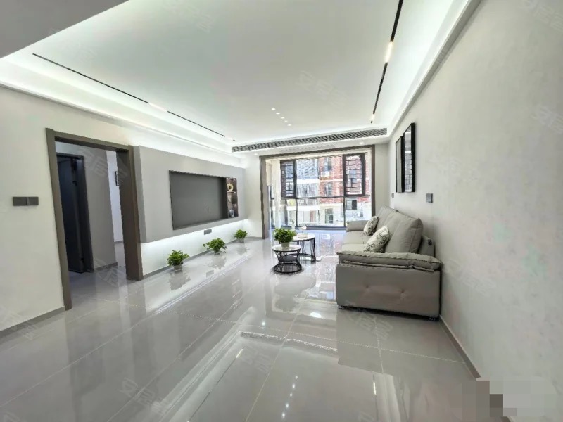 流潭公园旁，步梯好楼层， 单价3900，东边户。证满二， 精装三房二卫