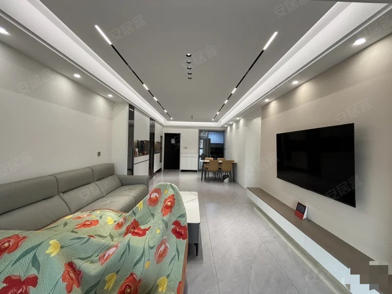 降价了，，业主急卖，御湖世家，业主亏本出售，精装三房两卫，9.5成新！送车位，品牌家电，全屋中央空调