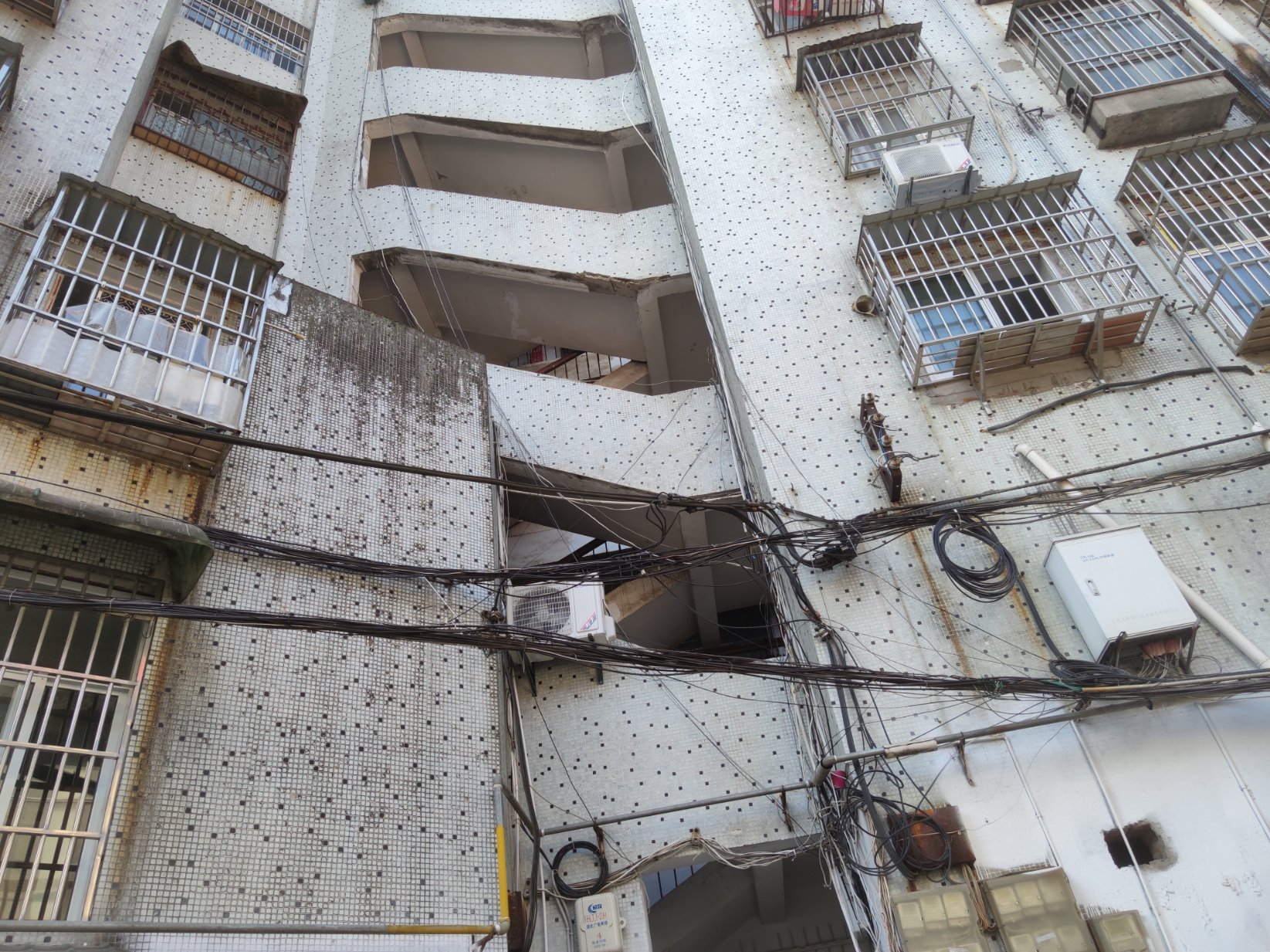 粮局宿舍楼，江汉家具城，老房权证，可拓展至四房，楼梯缓