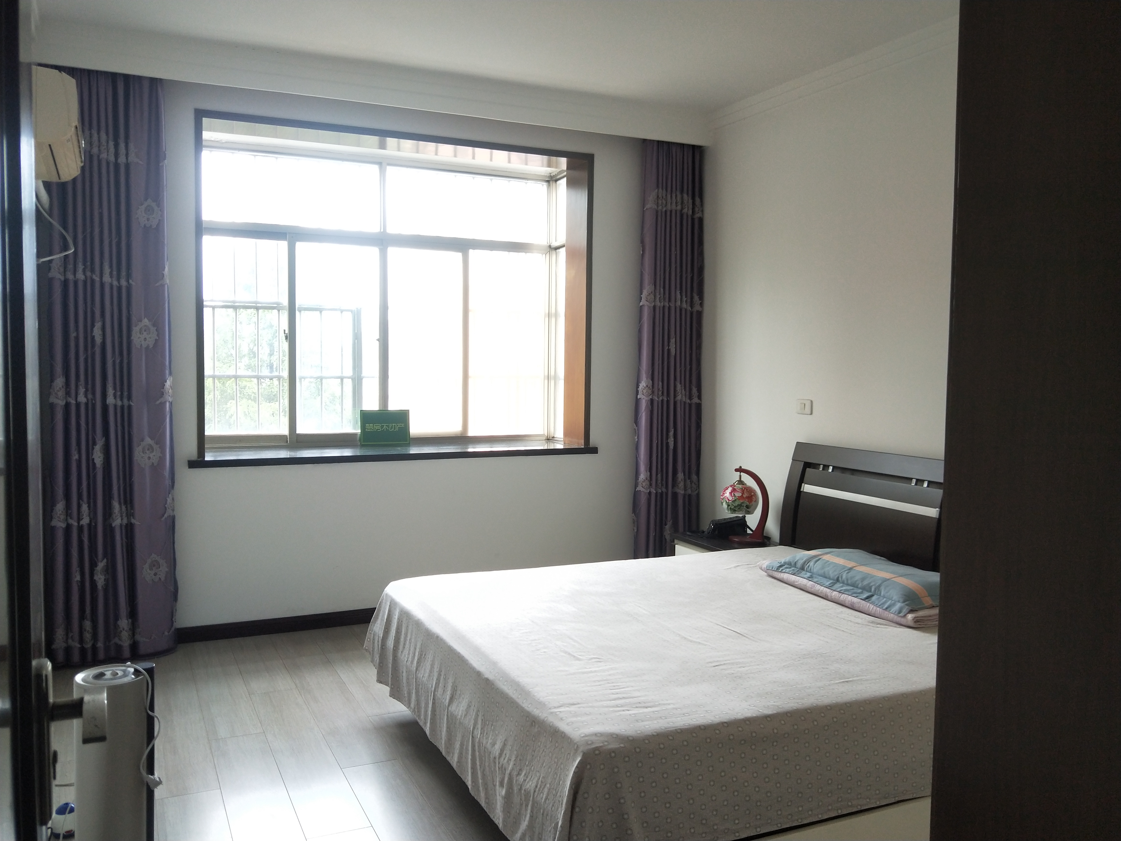 梧桐苑旁大四房四房朝南步梯好楼层保养很好风格简约可直接拎包入住