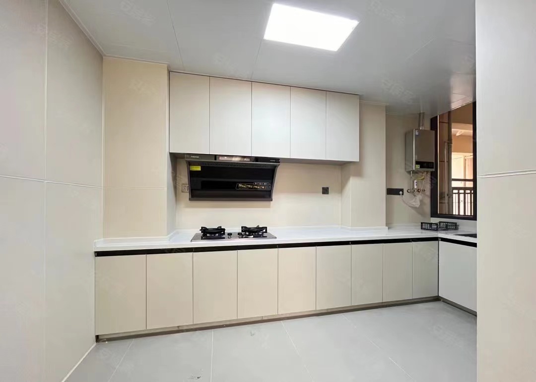 52，亏本急售，城南，全新精装三房，包车位包过户，中间楼层，三开间朝南