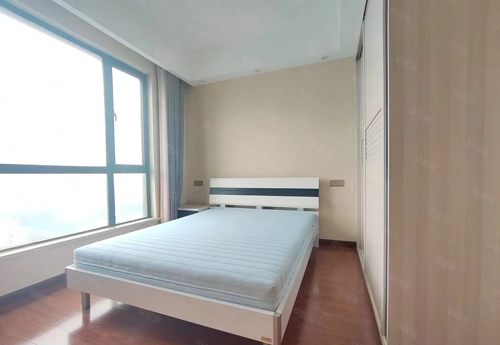 61，业主降价急售，精装三房，电梯中间楼层，单价5900，证满二