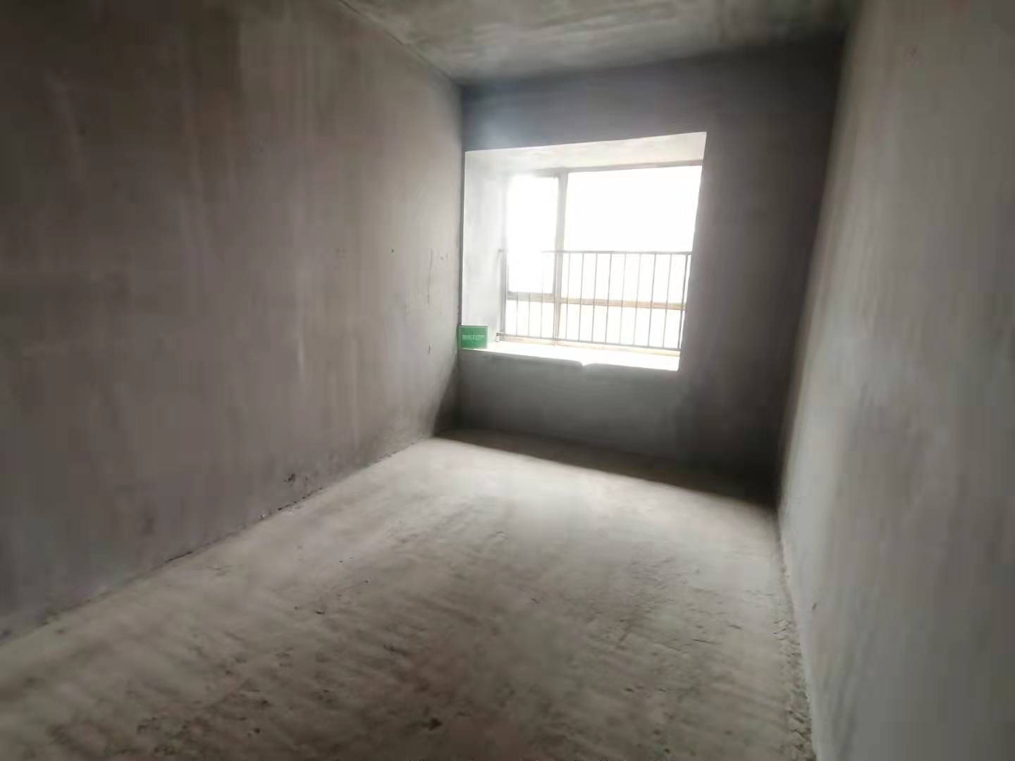 御湖世家毛坯中间楼层带车位采光好旁边沔小幼儿园