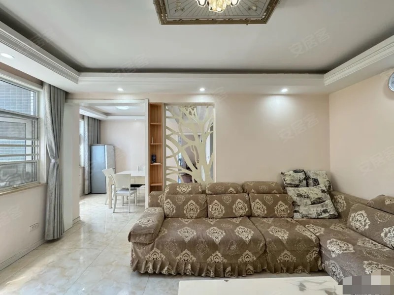 124，捡漏，一中对面，房东诚心出售，精装三房，单价4800，老证过户，满五