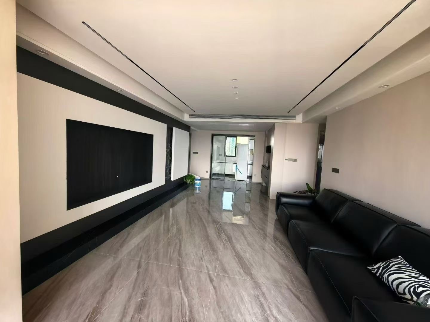 捡漏，城南，吾悦纯东‬边户，单价 ​6900，全‬新‬装修，一天未住， ​电‮好梯‬楼层25楼 ​