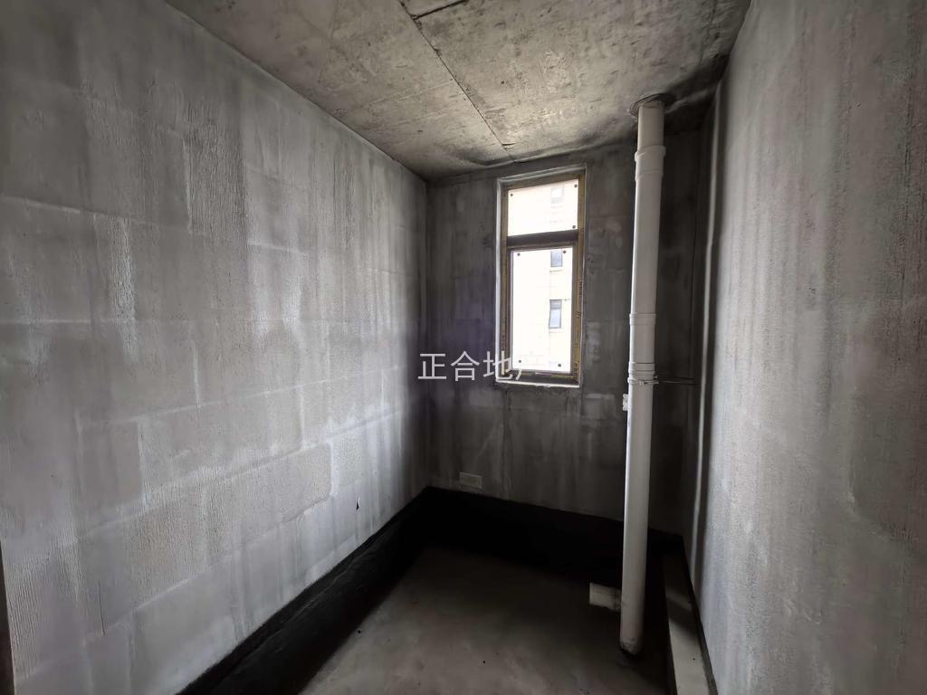 降价了，城南御湖世家，电梯好楼层，证满二，单价4300+，带车位，看中价格能谈，诚心出售，