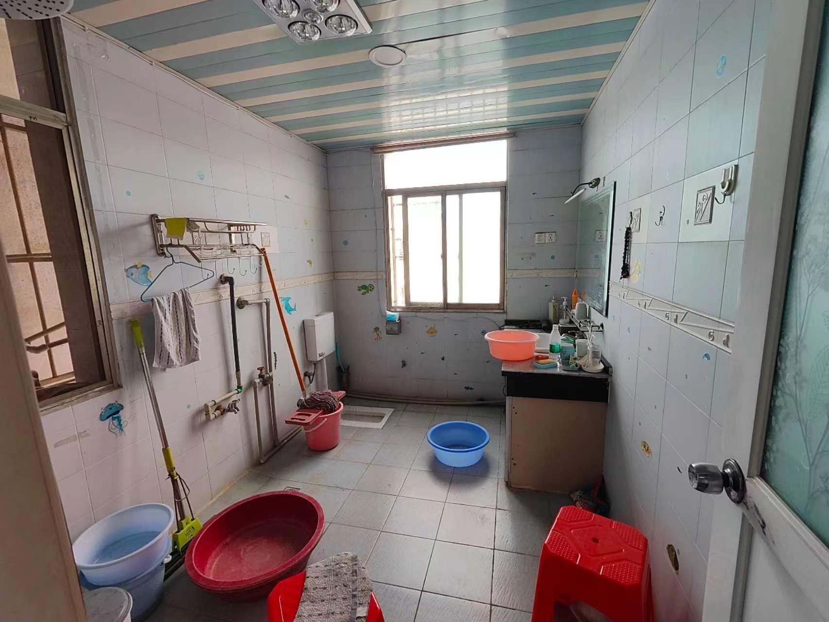 毅德园大三房家具家电齐全，可直接拎包入住，价格很低，看房方便的很