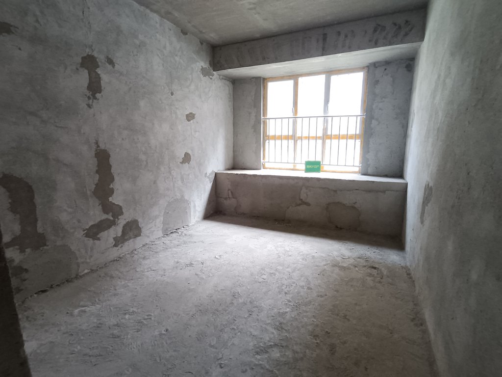 天泽园.毛坯大三房.南北通透双阳台.看房方便